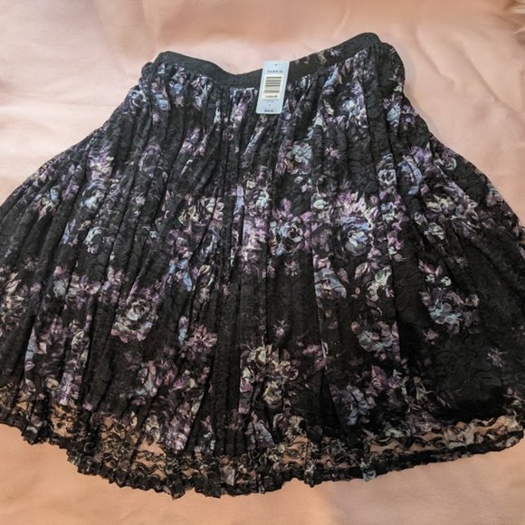Torrid NEW Flirty Lace Floral Skater Skirt 3X - Picture 3 of 8